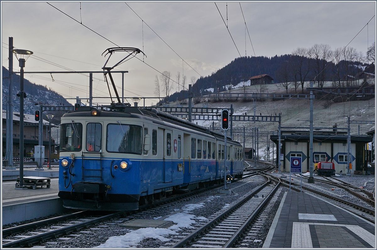 Der aus der Lenk in Zweisimmen eingetroffene ABDe 8/8 wird weggestellt.
10. Jan. 2018