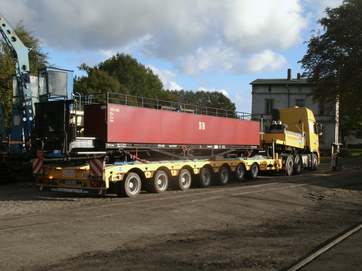 Der Aussichtswagen KS4 970-465 verlie�,am 01.Oktober 2013,Putbus in Richtung J�hstadt.
