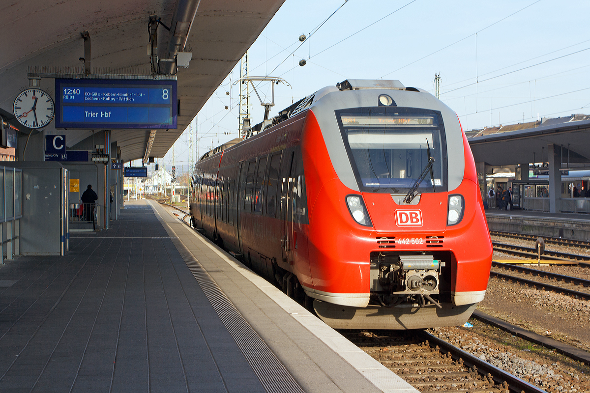 Der  Baby-Hamster  442 002 / 442 502 (94 80 0442 002-2 D-DB / 94 80 0442 502-1 D-DB) ein kleiner zweiteiliger Bombardier Talent 2 der DB Regio mit dem Taufnamen  Ediger-Eller   steht am 23.11.2014, als RB 81  Moseltal-Bahn  (Koblenz – Cochem – Wittlich – Trier), am Gleis 8 im Hbf Koblenz zur Abfahrt bereit.

Der Triebzug wurde 2009 unter den Fabriknummern HEN 25298 und HEN HEN 25299bei Bombardier Transportation GmbH in Hennigsdorf gebaut, die Abnahme erfolgte jedoch erst am 16.08.2013. 