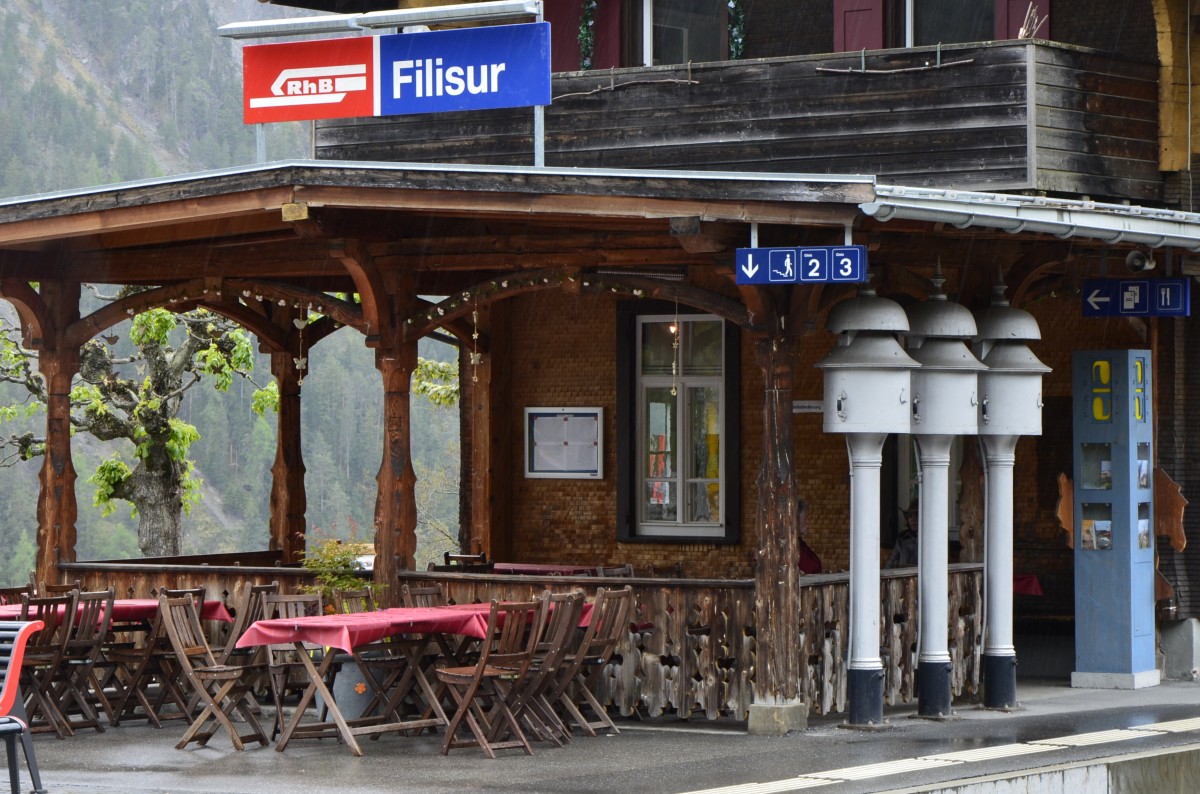 Der Bahnhof Filisur an einem kühlen Maitag. Bei besserem Wetter würde man gerne einen Kaffee trinken und zur vollen Stunde die Zugeinfahrten beobachten, angekündigt von dem schönen alten Läutewerk (14.05.2014)