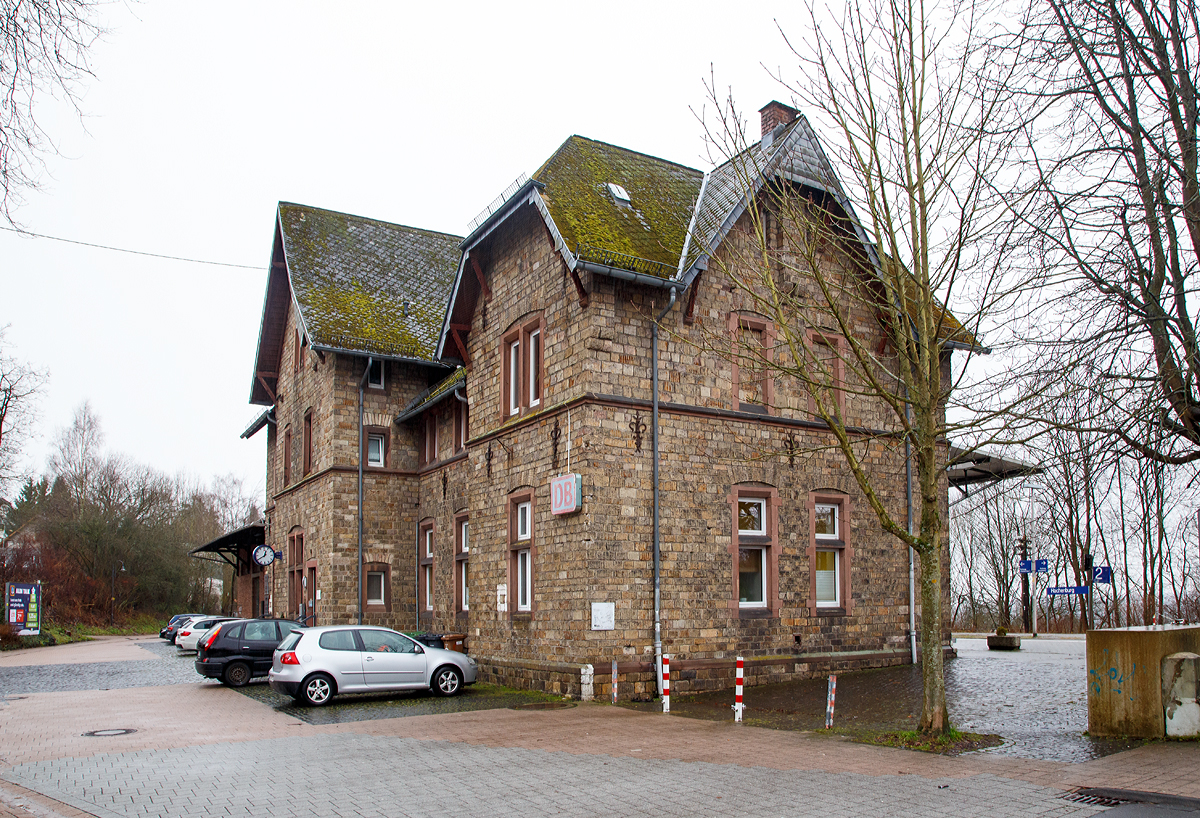 
Der Bahnhof Hachenburg am 04.01.2018, von der Straenseite.
Der Bahnhof Hachenburg liegt an der ca. 65 km langen Eisenbahnstrecke Limburg–Altenkirchen „Oberwesterwaldbahn“ (KBS 461). Die Strecke wird flschlicherweise teilweise auch als Westerwald-Sieg-Bahn bezeichnet, dieses ist die neue Bezeichnung der hier haltenden Regionalbahnlinie RB 90 der Hessischen Landesbahn von Siegen ber Betzdorf(Sieg) - Au (Sieg) – Altenkirchen – Hachenburg – Westerburg nach Limburg. 

Die RB 90 fhrt zwischen Siegen und Westerburg im Stundentakt. Zwischen Westerburg und Limburg jedoch nur im Zweistundentakt, da die erforderlichen Infrastrukturmanahmen nicht fertiggestellt  wurden.In Stozeiten wird zwischen Betzdorf und Altenkirchen im 30-Minuten-Takt gefahren. Einzelne Zge fahren auch ab/bis Kreuztal.