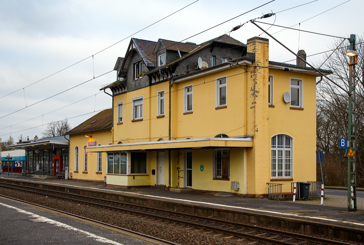 
Der Bahnhof Idstein (Taunus) von der Gleisseite am 13.01.2018. 
Der Bahnhof Bad Camberg liegt bei km 39,7 an der Main-Lahn-Bahn (KBS 627).