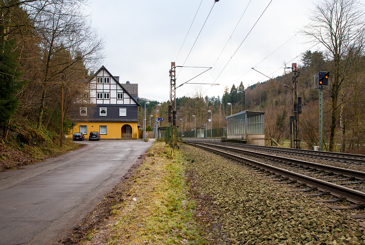 
Der Bahnhof Kirchhundem bei 76,2 km an der Ruhr-Sieg-Strecke (KBS 440) am 25.12.2017 von der Straßenseite (Blickrichtung Kreuztal). Heute ist er eigentlich nur noch ein Haltepunkt für die Regionalbahn (RB 91).

Zum Fahrplanwechsel am 10. Dezember 2017 verkehr t auf der Linie RB91 „Ruhr-Sieg-Bahn“  zwischen Siegen – Finnentrop die Hessische Landesbahn wieder mit vereinzelten Fahrten ergänzend zum Regelfahrplan der Abellio Rail NRW GmbH (Siegen – Finnentrop – Hagen) und zwar:
RB 91 „Ruhr-Sieg-Bahn“ Siegen – Finnentrop (täglich) als Zugnummer RB 24398 in Kirchhundem ab 23:44 Uhr und RB 91 „Ruhr-Sieg-Bahn“ Finnentrop – Siegen (Mo-Fr) als Zugnummer RB 24399 in Kirchhundem ab 4:16 Uhr 
Der RE 16 (Ruhr-Sieg-Express) hält nicht in Kirchhundem.

Die Ruhr-Sieg-Strecke ist eine 106 Kilometer lange zweigleisige, elektrifizierte Hauptstrecke von Hagen nach Siegen über Iserlohn-Letmathe, Finnentrop und Kreuztal. Die tunnelreiche Strecke führt überwiegend durch das Tal der Lenne und südlich von Lennestadt-Altenhundem über die Wasserscheide zwischen Ruhr und Sieg.

Noch heute werden schwere Güterzüge Richtung Süden zwischen Lennestadt-Altenhundem und Welschen Ennest bzw. Kreuztal mit einer zusätzlichen Lok nachgeschoben. Diese fährt danach wieder zurück nach Lennestadt-Altenhundem. Die Steigung beträgt zwar nur 12 ‰, ist aber sehr lang und kurvenreich. Daher sind häufige Geschwindigkeitswechsel notwendig. Vor der Elektrifizierung der Ruhr-Sieg-Strecke wurden fast alle Güterzüge bis Welschen Ennest nachgeschoben. Seltener hatten und haben Güterzüge ab Kreuztal bis Welschen Ennest diese Unterstützung.
