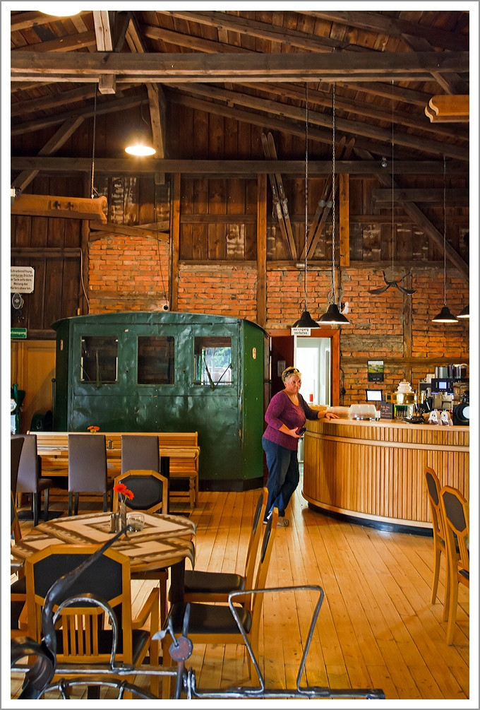 Der Bahnhof Rennsteig am 24.08.2013, Blick in den ehem. Gterschuppen, heute als  Gleis 1  eine Erlebnisgastronomie.