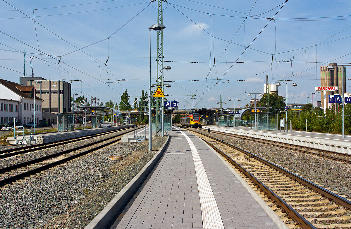 
Der Bahnhof Wetzlar am 21.08.2013.
Rechts die KBS 445 - Dillstrecke (km 153,4) und links beginnt die KBS 625 - Lahntalbahn (km 0,0).