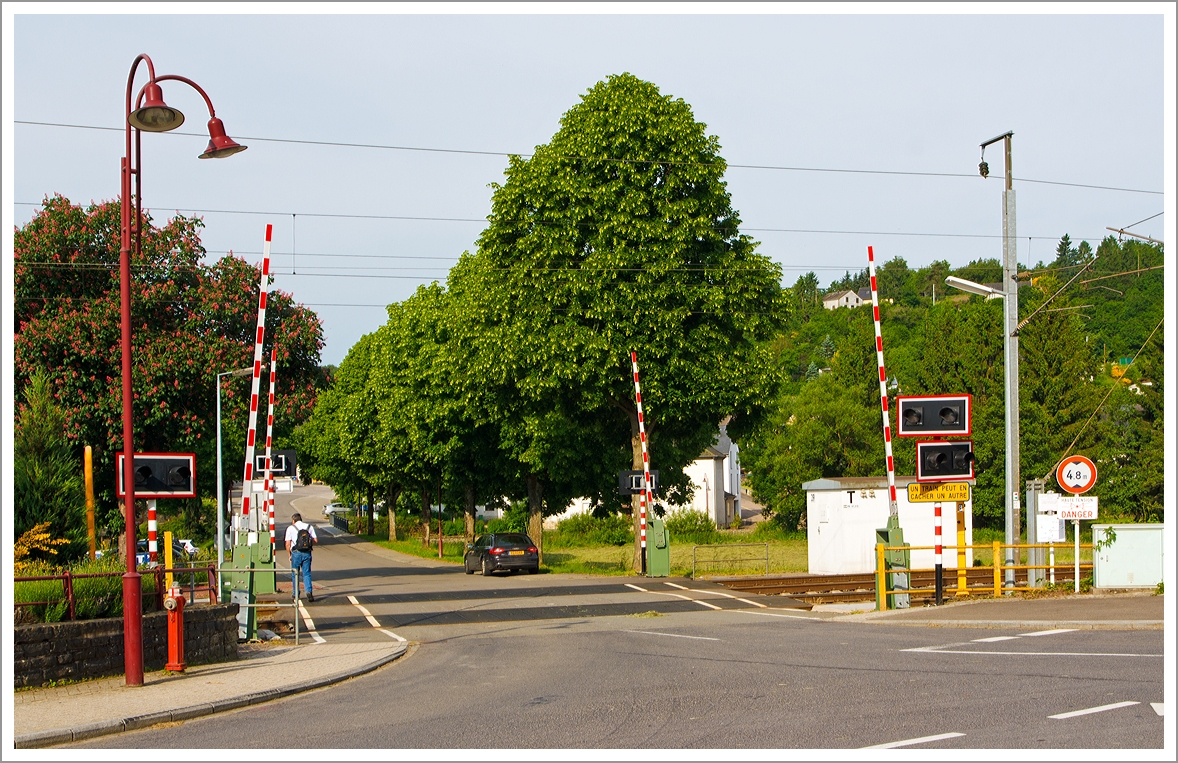 Der Bahnübergang beim Bahnhof Wilwerwiltz / Wëlwerwolz (PN 39) bei km 69,299 an der Nordstrecke  (Linie 10) am 17.06.2013.