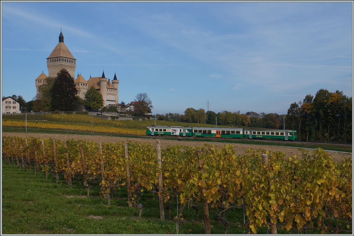 Der BAM Regionalzug 126 von Morges nach Bire vor der Kulisse des Chteau de Vufflens. 
20. Okt. 2015