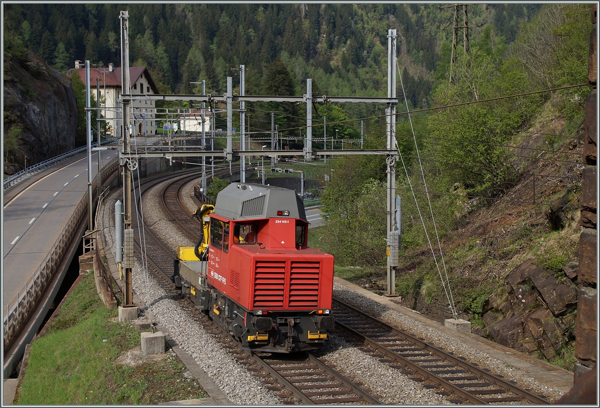 Der Bautraktor Tm 234 145-1 hat den Dazio Tunnel verlassen und erreicht nun Rodi Fiesso. 
6. Mai 2014