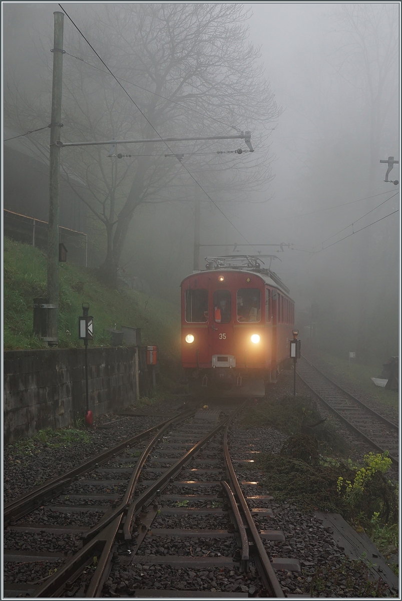 Der Bernina Bahn ABe 4/4 35 der Blonay-Chamby Bahn kehrt kehrt von seiner ersten Fahrplanmässigen Fahrt nach Chaulin zurück und verlässt die Stecke Chamby-Blonay um bei dieser recht besonderen Wetterstimmung in den Museumsbahnhof zu fahren. 1. Mai 2021