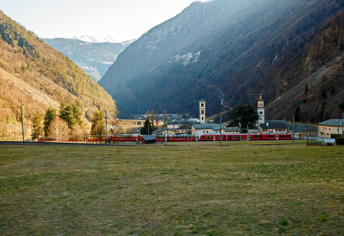 
Der Bernina-Express (D 950) von Tirano nach Chur muss am 18.02.2017 im Bahnhof Brusio warten bis unser Regionalzug nach Tirano ihn dort gekreuzt hat. Geführt wird der Bernina-Expres von einem RhB ABe 8/12 - ALLEGRA-Zweispannungstriebzug. Gut zu sehen im Hintergrund ist auch das berühmte Kreisviadukt von Brusio. 