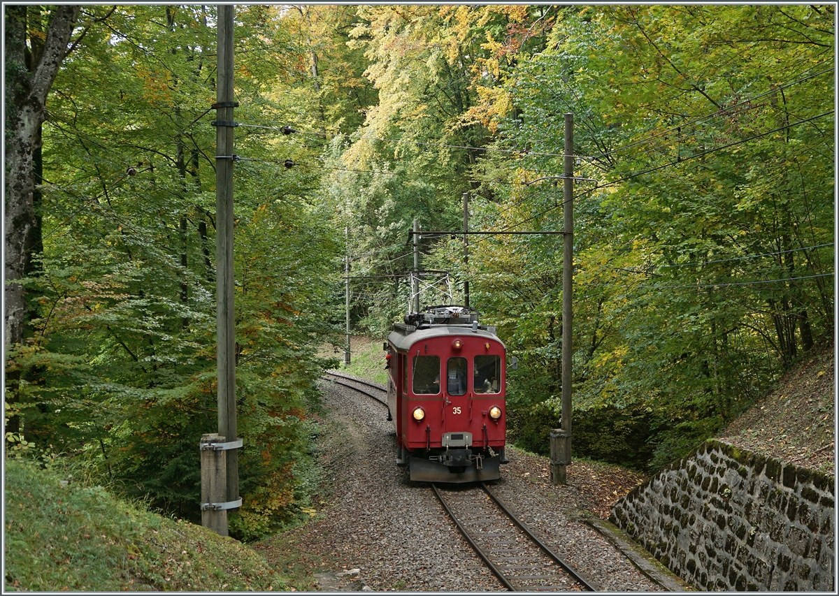 Der Blonay-Chamby Bernina Bahn ABe 4/4 I N° 35 auf seiner Fahrt nach Chaulin im Wald kurz vor dem Baye de Clarens Viadukt.

18. Okt. 2020