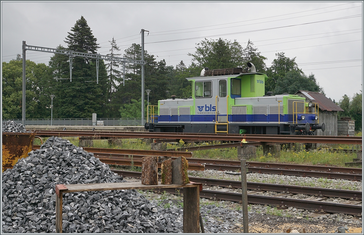 Der BLS Tm 235 094 (Tm 98 85 5235 094-0 CH-BLSN) steht etwas verdeckt in Grenchen Nord. 

4. Juli 2021