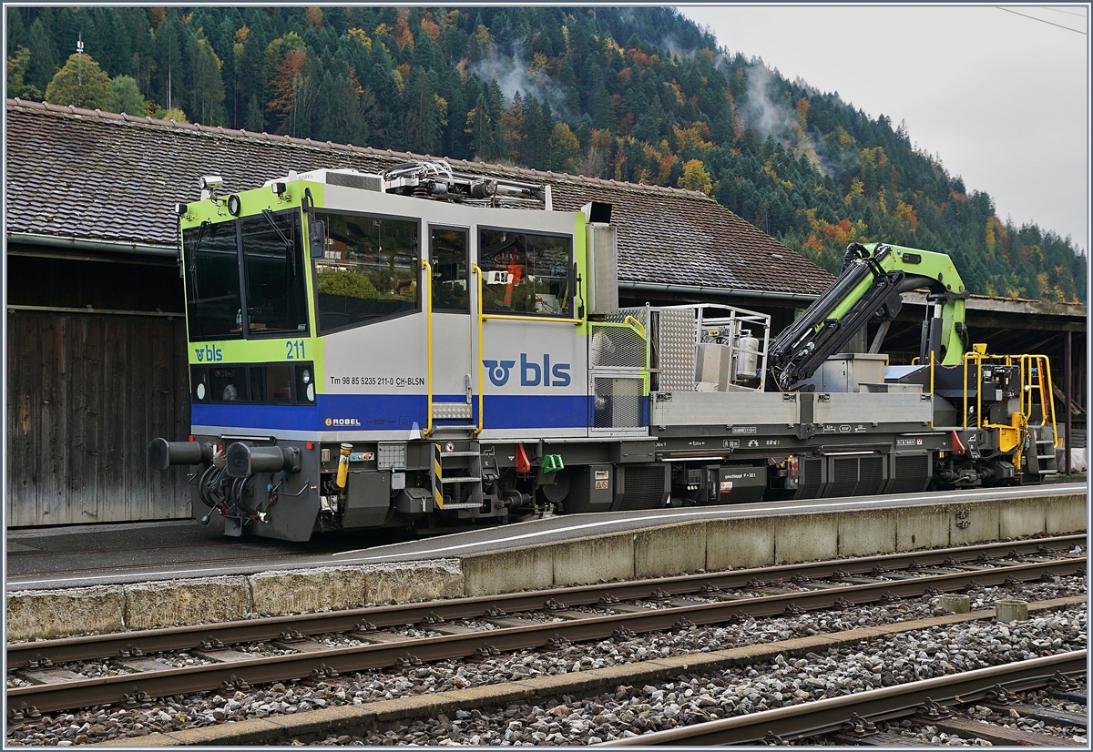 Der BLS Tm 98 85 5235 211-0 CH-BLSN in Boltigen. 

22. Okt. 2019