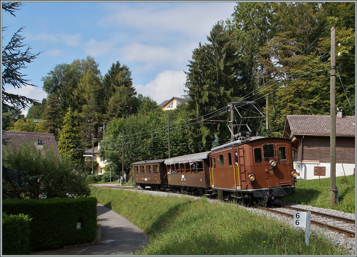 Der BOB Museumszug auf der Fahrt von Blonay nach Chamby kurz nach der Abfahrt in Blonay. 
14. Sept. 2014