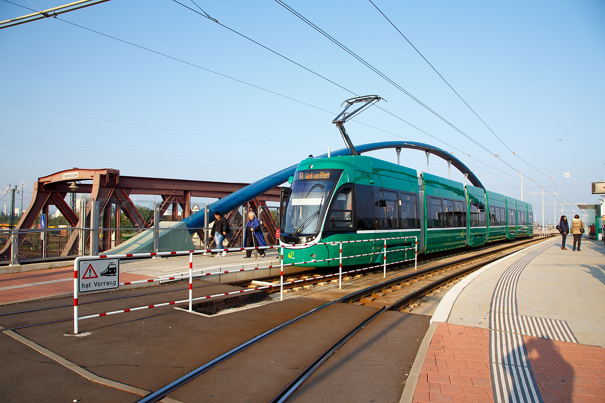 
Der BVB Be 6/8 5007 ein siebenteiliger Bombardier FLEXITYBasel (auch Bombardier Flexity 2), Baujahr 2015, erreicht am 24.09.2016 als Line 8 die Endstation Weil am Rhein Bahnhof/Zentrum, welches sich auf der neugebauten Straenbahnbrcke, direkt neben der Friedensbrcke, befindet.  

Seit dem Fahrplanwechsel am 14. Dezember 2014 fhrt die Tramlinie 8 auf einer Neubaustrecke ber ihrem frheren Endpunkt Kleinhningen in Basel hinaus durch Friedlingen zum Bahnhof Weil am Rhein, wo seitdem ferner die sdlichste Straenbahnhaltestelle Deutschlands liegt.

Die Linie 8 wurde ber  Friedlingen bis zum Bahnhof von Weil am Rhein verlngert und ging zum Fahrplanwechsel am 14. Dezember 2014 in Betrieb. Dies ist seit 47 Jahren wieder die erste grenzberschreitende Tramlinie der BVB.  Die Wendeschleife ist am Europaplatz. Die 2,8 km lange Neubaustrecke hat, inklusive zweier neu gebauter Brcken, 104 Millionen Franken gekostet.

Zum hier gezeigten Fahrzeug:
Dieses FLEXITY-Tram wurde eigens fr die Stadt Basel von Bombardier  in Wien weiterentwickelt, um ein eigenstndiges Fahrzeugdesign zu schaffen, das die kulturelle Vielfalt der Stadt treffend zum Ausdruck bringt. Es gibt sie als fnfteilige Be 4/6 6001–6017 und wie hier als siebenteilige Be 6/8 5001–5044 Variante, alles sind Niederflur-Einrichtungs Fahrzeuge.

Fr die Basler ist das „Drmmli“ eine Herzensangelegenheit – der ffentliche Verkehr hat hier eine enorme Bedeutung und eine lange Tradition. Dies verpflichtet zu einem Raumkonzept, das voll und ganz auf die Kundenbedrfnisse ausgerichtet ist. Das Tram schafft durch Niederflurbauweise, breite Gnge, groe Fenster und verglaste Tren ein sicheres, gerumiges und offenes Ambiente und ermglicht den Fahrgsten vor allem: die freie Sicht auf die Schnheiten von Basel.

TECHNISCHE DATEN (Be 6/8):
Spurweite: 1.000 mm
Achsfolge:  B'2'B'B'
Fahrzeuglnge:  43.260 mm
Hhe: 3.700 mm
Breite: 2.300 mm
Fubodenhhe ber SO: 320 mm (im Einstiegsbereich) / sonst 365 mm
Niederfluranteil: 100 %
Anzahl der Tren: 8
Trbreite: 1.300 mm (6x) / 800 mm (2x)
Raddurchmesser: 600 mm (neu) / 520 mm (abgenutzt) 
Minimaler horizontaler Kurvenradius: 11,8 m
Minimaler vertikaler Kurvenradius: 300 mm
Eigengewicht: 56,9 t
Max. Achslast: 11 t
Fahrdrahtnennspannung: 600 VDC mit Energierckspeisung
Anzahl der Antriebe:  6 Drehstrom-Asycnchronmotoren (Flssigkeitsgekhlt)
Motorleistung: 6 x 105 kW = 630 kW
Anzahl der Drehgestelle: 3 Trieb- und 1 Laufdrehgestell 
Magnetschienenbremse: 6 / 8 X 76 kN
Hchstgeschwindigkeit: 70km/h (Betrieblich 65 km/h)
Durchschnittliche Beschleunigung (4P/m beladen): 0,64 m/s
Verzgerung (4P/m beladen): 1,3 m/s (Betriebsbremse) / 2,5 m/s (Gefahrenbremse)
Max. befahrbare Steigung:  80‰
Sitzpltze: 81 
Stehpltze (4 Personen/m): 174
