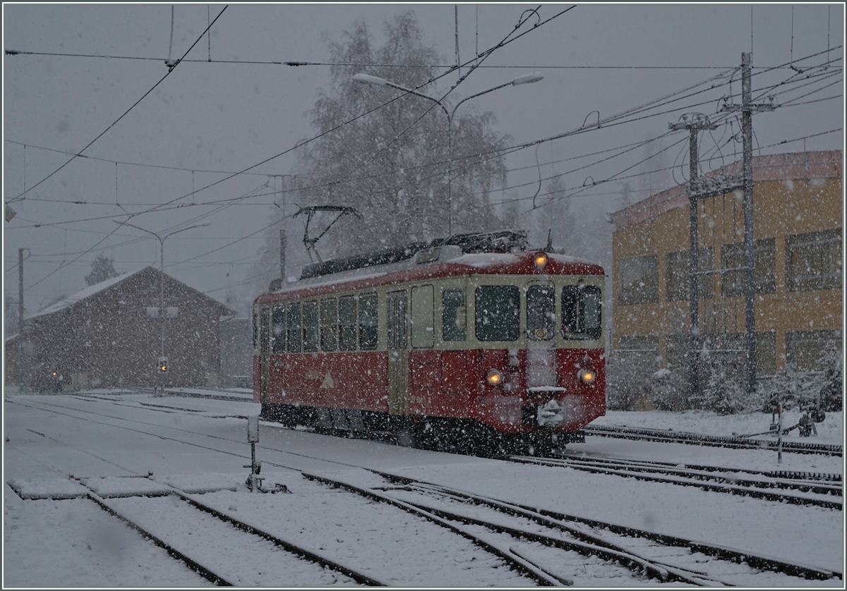 Der CEV BDeh 2/4 74 wartet in Blonay auf den Gegenzug.
12. Feb. 2016