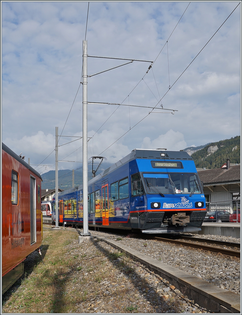 Der CEV Be 2/6 7004  Montreux  zeigt sich als MIB Be 2/6 N° 13 in einem wunderschönen, einladenden blauen Farbkleid am Bahnsteig in Meiringen, einer der wohl ungeschicktesten Fotostellen die ich kenne... Doch da der ex CEV GTW seine schöne blaue Lackierung unerwarteterweise nur sehr kurz trug, fand ich auch dieses Bild zeigenswert.

22. Sept. 2020