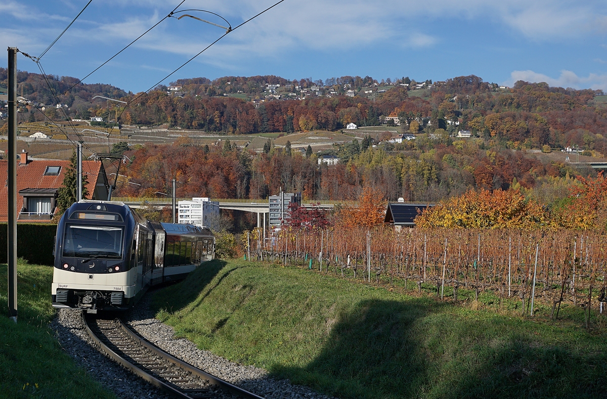 Der CEV MVR ABeh 2/6 7504  VEVEY  ist als Regionalzug 1332 von Blonay nach Vevey in den Rebbergen oberhalb von Vevey zwischen Clies und Gilamont unterwegs. Dort wo sich die Spitze des Zuges befindet, hätte eigentlich die neue Station Vevey Vignerons entstehen und die beiden Haltestellen Clies und Gilamont ersetzen sollen. Die dafür erforderliche Dienststation zum Kreuzen der Züge kurz vor dem Bahnhof von Vevey ist im Bau, doch ansonsten scheint sich die Errichtung der Haltestelle  Vevey Vigneron  zu verzögern oder die Bürgerproteste haben ihr Ziel erreicht und der Haltpunkt wird nicht gebaut.
 14. November 2018