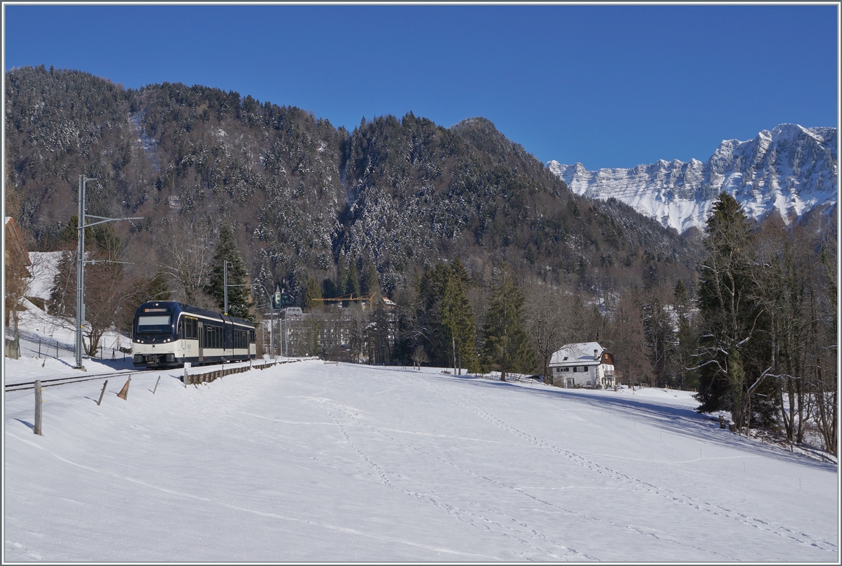 Der CEV MVR ABeh 2/6 7505 hat Les Avants verlassen und ist nun als Regionalzug auf dem Weg nach Montreux. 

11. Januar 2022