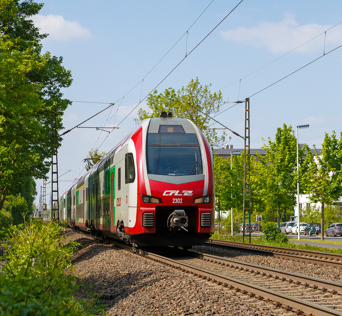 
Der CFL 2302 und CFL 2301, zwei Stadler KISS, fahren am 30.04.2019 durch Bonn-Gronau (nähe dem Bf Bonn UN Campus) in Richtung Koblenz. 
Ich vermute dass dies eine Überführungsfahrt war, da es zeitlich nicht mit den regulären IC-Verkehr passte. Zudem hatte der hinteren KISS 2301 den Stromabnehmer unten und trug am Zugende das Zg 2 - Schlußsignal (zwei rot-weiße Tafeln).
