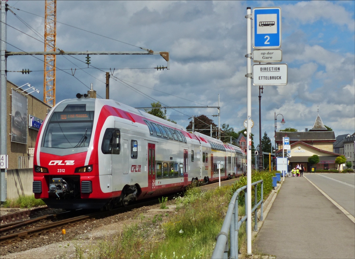 Der CFL KISS Z 2312 verl�sst den Bahnhof von Diekirch in Richtung Ettelbr�ck.  03.08.2017 (Hans)