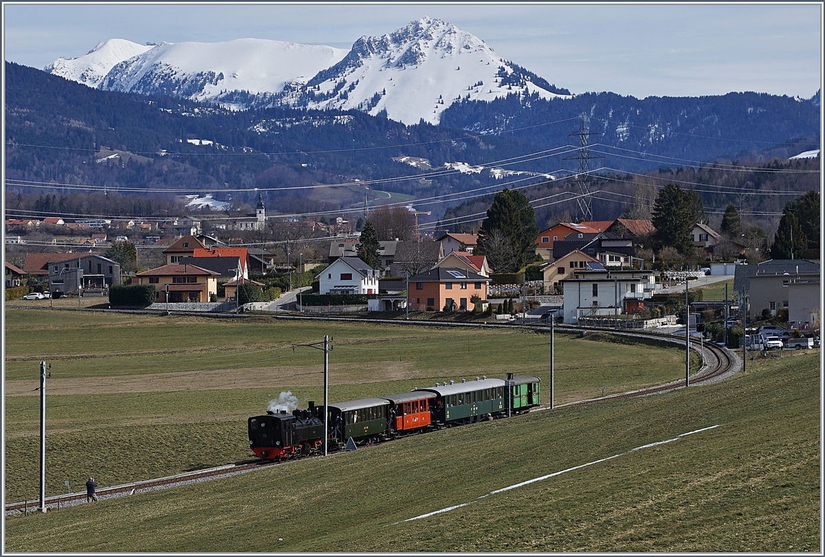 Der Dampfextrazug zum Abschied des  alten  Bahnhofs von Châtel St-Denis und somit der Umbaubedingten Schliessung der Strecke Châtel-St-Denis (alter Bahnhof) - Palézieux mit der Blonay-Chamby G 2x 2/2 105 kurz nach Bossonnens auf dem Weg nach Palézieux. 

3. März 2019