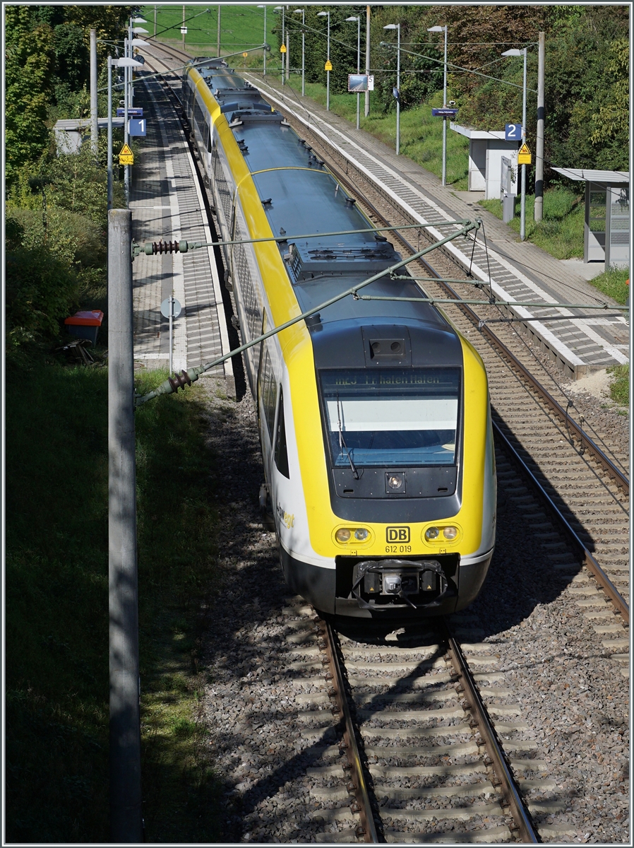 Der DB 612 019 und ein weiterer sind  bei Bietingen als IRE 3053 auf dem Weg vn Basel Bad. Bf. nach Friedrichshafen Hafen. 

19. Sept. 2022