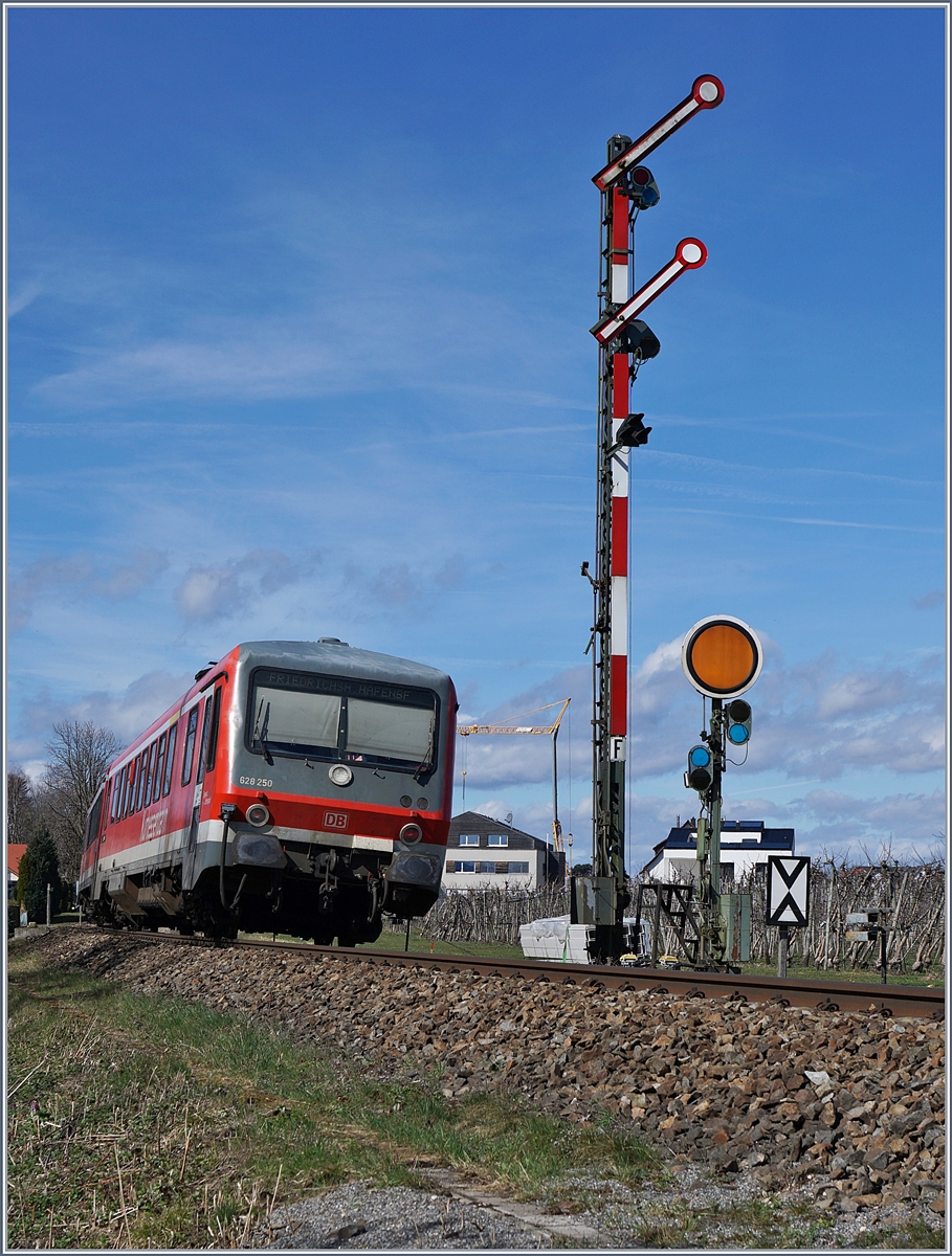 Der DB 628 250 als RB von Lindau nach Friedrichshafen unterwegs hat in Nonnenhorn Einfahrt mit verminderter Geschwindigkeit (40 km/h) und noch keine Freie Ausfahrt; Grund dafür ist die Kreuzung mit dem RE von Aulendorf nach Lindau. 

16. März 2019