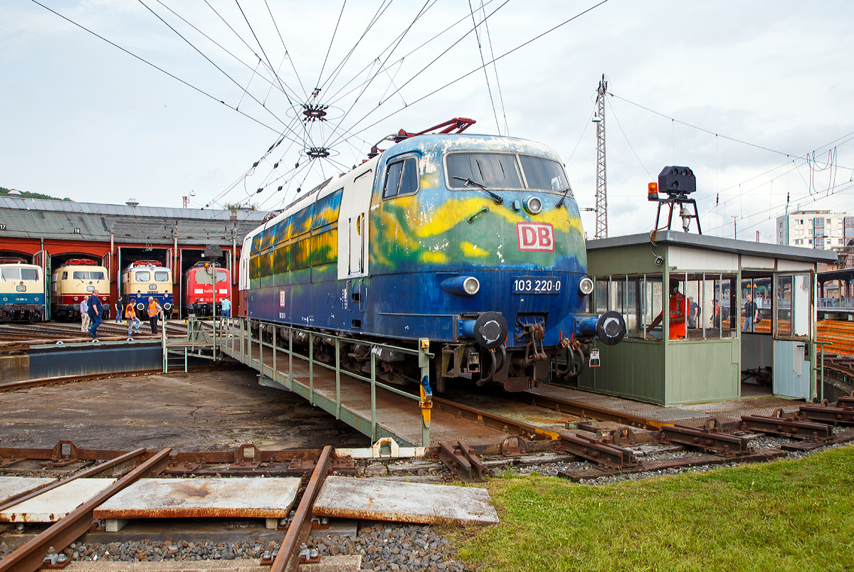 
Der DB-Touristikzug  Paradiesvogel , die 103 220-0 (91 80 6103 220-0 D-DB) am 26.08.2017 auf der Drehscheibe im Südwestfälischen Eisenbahnmuseums in Siegen, hier Lokschuppenfest.

Die Lok wurde 1973 bei Krauss-Maffei in München unter der Fabriknummer 19633 gebaut, der elektrische Teil ist von Siemens. Im Jahr 1995 wurde sie für den DB-Touristikzug bunt-gescheckt in saphirblau, laubgrün, verkehrsgelb, himmelblau und reinweiß lackiert, wodurch die Elemente Wasser, Land und Luft versinnbildlicht wurden. Die z-Stellung erfolgte bereit 2002, aber erst im Dezember 2012 wurde sie ausgemustert, seit 2013 ist sie im Bestand vom DB Museum.

Paradiesvogel hat Federn gelassen, sprich das Farbkleid ist sehr in die Jahre gekommen. Hier in Siegen soll die Lok ein neues Farbkleid bekommen, ob es das alte wird kann ich nicht sagen.


Die Lok ist – abgesehen von einer Hauptuntersuchung und abgefahrenen Radsätzen – betriebsfähig.