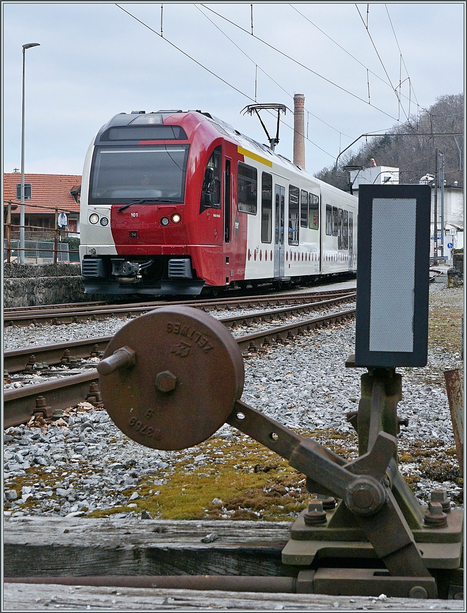 Der Der TPF SURF ABe 2/4 - B - Be 2/4 101  Moitié-Moitié  wartet in Broc Fabrique als S 60 14961 auf die Abfahrt nach Bulle.

3. April 2021