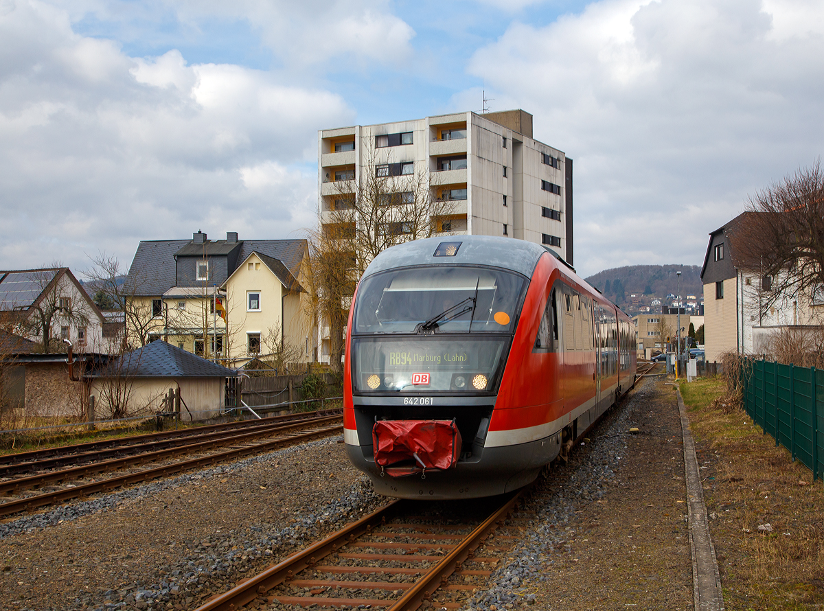 
Der Desiro 642 061 / 642 561 (95 80 0642 061-5 D-DB / 95 80 0642 561-4 D-DB) erreicht am 24.03.2018, als RB 94 (Erndtebrück – Bad Laasphe – Marburg) den Bf Biedenkopf. 

Der Dieseltriebzug vom Typ Siemens Desiro Classic wurde 2000 von Siemens in Uerdingen unter den Fabriknummern 91633 und 92093 gebaut. 

Einen lieben Gruß an den netten Tf zurück, der mich zuvor grüßte ich habe es leider erst am PC entdeckt.