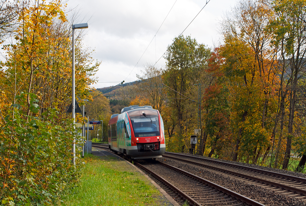 
Der Dieseltriebwagen 640 003-9 (9580 0 640 003-9 D-DB ABp) ein Alstom Coradia LINT 27 der DreiLänderBahn als RB 95  Sieg-Dill-Bahn  (Dillenburg-Siegen-Au/Sieg)am 26.10.2014 beim Halt am Haltepunkt Freusburg-Struth. Er trägt nun die Werbung  Die beste Bildung findet ein gescheiter Mensch auf Reisen  (ein Zitat von Johann Wolfgang von Goethe). 

Nochmals einen lieben Gruß an den freundlichen Lokführer zurück.