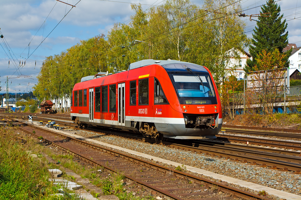 
Der Dieseltriebwagen 640 017 (95 80 0640 017-9 D-DB ABp) ein Alstom Coradia LINT 27 der DreiLänderBahn (DB Regio NRW) fährt am 27.09.2014 als RB 93  Rothaarbahn  (Bad Berleburg - Kreuztal - Siegen Hbf) von Kreuztal weiter in Richtung Siegen.

Der LINT 27 wurde 2000 bei Alstom (LHB) in Salzgitter unter der Fabriknummer 153797-019 gebaut. Er hat die EBA-Nummer   EBA 96W09R 017. 

Bald sind die rote Farbgebung hier passé, ab dem Fahrplanwechsel Dezember 2014 wird die Linie, wie der gesamte Dieselbetrieb in der Region, von der HLB gefahren. Dann wird gelb die dominierende Farbe sein.