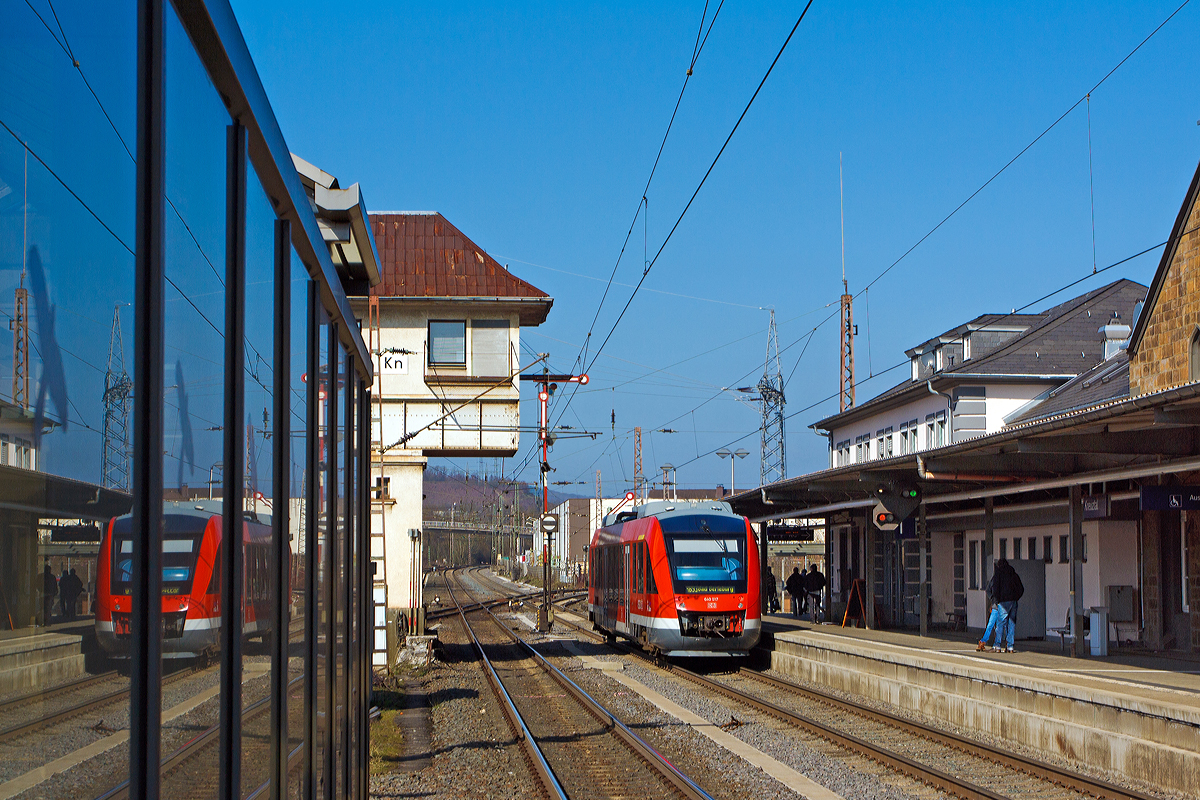 
Der Dieseltriebwagen 640 017 (95 80 0640 017-9 D-DB) ein Alstom Coradia LINT 27 der 3-Länder-Bahn als RB 93 (Rothaarbahn) Siegen Hbf - Kreuztal - Bad Berleburg, hier am 08.03.2014 im Bahnhof Kreuztal. 

Gleich verlässt er die Ruhr-Sieg-Strecke (KBS 440), die Weiche nach rechts auf Rothaarbahn (KBS 443) ist schon gestellt.