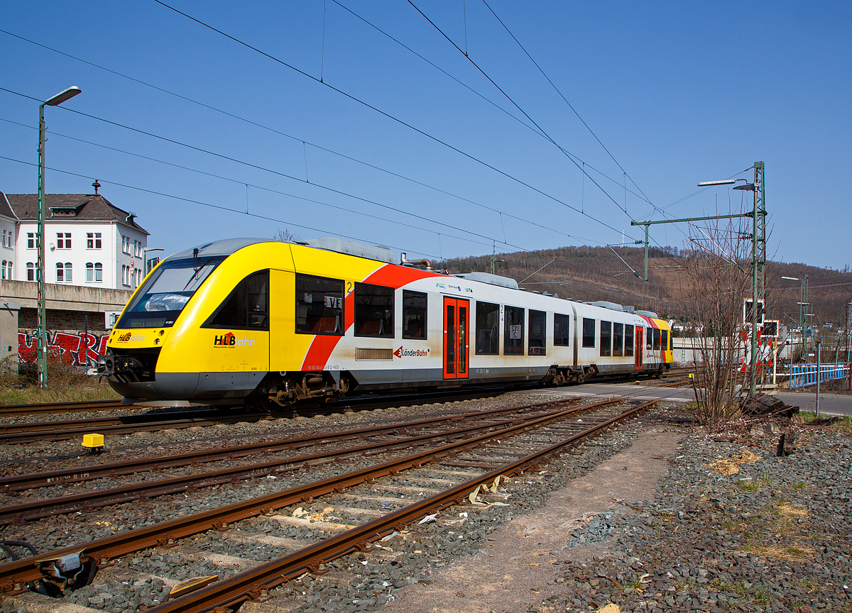 Der Dieseltriebzug VT 251 (95 80 0648 151-8 D-HEB / 95 80 0648 651-7 D-HEB) ein Alstom Coradia LINT 41 der HLB (Hessische Landesbahn), fährt am 01.04.2021, als RB 93 Rothaarbahn (Betzdorf - Siegen - Kreuztal - Bad Berleburg), von Niederschelden weiter in Richtung Siegen, nächster Halt Niederschelden Nord. Hier passiert er gerade den Bü 343 (Km 112,183).