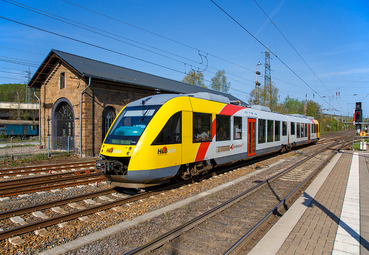 
Der Dieseltriebzug VT 262 (95 80 0648 162-5 D-HEB / 95 80 0648 662-4 D-HEB) ein Alstom Coradia LINT 41 der HLB (Hessische Landesbahn) erreicht am 20.04.2018, als RB 93 Rothaarbahn (Bad Berleburg - Kreuztal - Siegen Hbf - Betzdorf), den Bahnhof Kreuztal.