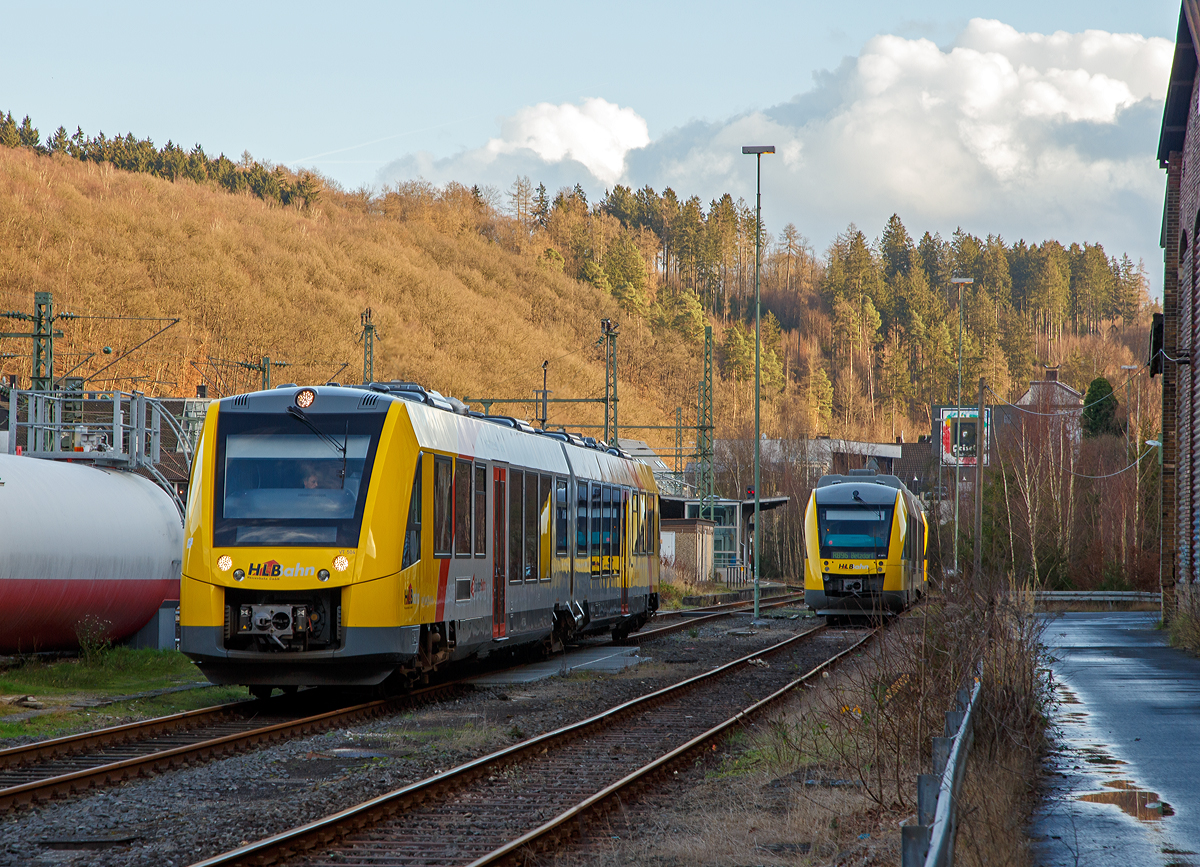 
Der Dieseltriebzug VT 504 ein Alstom Coradia LINT 41 der neuen Generation (95 80 1648 104-5 D-HEB / 95 80 1648 604-4 D-HEB) der HLB (Hessische Landesbahn GmbH) am 23.12.2015 in Betzdorf/Sieg, er ist nun vollgetankt. Hinten stehen zwei ältere LINT 41 (VT 267 und VT 256 der HLB), hier kann man gut die unterschiedlichen Kopfformen erkennen.

Der LINT 41 wurde im Juni 2015 von ALSTOM LHB (Salzgitter) unter der Fabriknummer D041418-004 gebaut und an die HLB für den Standort Siegen ausgeliefert. Abnahmetag war der 30.06.2015.  