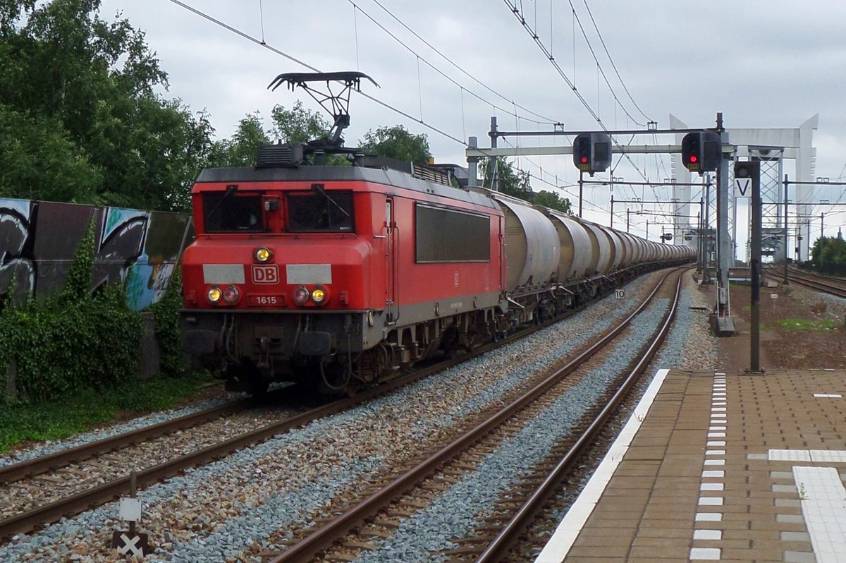 Der Dolemi-Zug mit 1615 an der Spitze durchfahrt am 20 Juli 2016 Zwijndrecht.