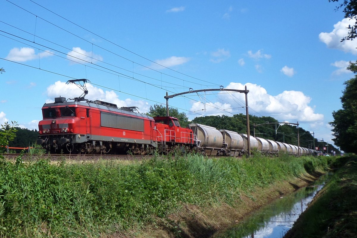 Der Dolemizug mit 1616 an der Spitze passiert am 14 Juli 2016 Tilburg Oude Warande.