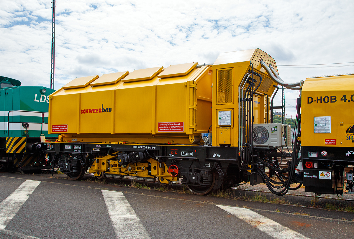 
Der Drehhobel D-HOB 2500 IV (D-HOB 4.0) der Schweerbau ist am 07.07.2019 beim ICE-Bahnhof Montabaur abgestellt.

Hier der Spänetransportwagen STW 01, mit Schleifeinheit (Rutschersteinschleifen), Schweres Nebenfahrzeug-Nr. D-SBAU 99 80 9 552 100-6.

Der der Spänetransportwagen STW 01ist ein 2-achsiger Wagen. Auf dem Wagen befindet sich ein 22m² Abrollcontainer als zur Aufnahme der anfallenden Späne. 

TECHNISCHE DATEN (Spänetransportwagen STW 01):
Spurweite: 1.435 mm
Anzahl der Achsen: 2
Länge über Puffer: 8.500 mm
Drehzapfenabstand: 4.800 mm
Laufraddurchmesser: 920 mm (neu) / 860 mm (abgenutzt)
Breite: 2.600 mm
Höhe: 3.640 mm
Gewicht: 22.600 kg
Nutzlast: 7,0 t
Höchstgeschwindigkeit: 100 km/h (geschoben 80 km/h)
Kleister befahrbarer Gleisbogen: R 30 m
Bremse: KE-GP
Zugelassen für Streckenklasse A oder höher.