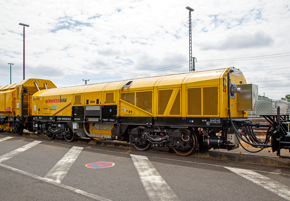 
Der Drehhobel D-HOB 2500 IV (D-HOB 4.0) der Schweerbau ist am 07.07.2019 beim ICE-Bahnhof Montabaur abgestellt.

Hier der Technologieträger D-HOB 2500 IV (D-HOB 4.0), Schweres Nebenfahrzeug-Nr. D-SBAU 99 80 9427 020-9, mit dem eigentlichen Drehhobel. Die Fahrzeugtechnik wurde 2018 von der GBM Gleisbaumechanik Brandenburg/H. GmbH unter Fabriknummer  089 004 gebaut. Arbeitstechnik ist von der Firma Mevert Maschinenbau GmbH, Lauenhagen.

Der Drehhobel D-HOB 2500 IV ist ein auf zwei 2-achsigen Drehgestellen laufendes Fahrzeug, das bewusst so ausgelegt wurde, dass ein Einsatz sowohl auf Vollbahnen als auch in verschiedenen Metro-Netzen, z.B. Paris, London, möglich ist. Im Bereich der Deutschen Bahn dürfen Strecken mit einer zugelassen Höchstgeschwindigkeit bis 300 km/h bearbeitet werden.

TECHNISCHE DATEN (Drehhobel D-HOB 2500 IV):
Spurweite: 1.435 mm
Anzahl der Achsen: 4 in zwei Drehgestellen (mit Hydrodynamischen Antrieb für den Arbeitsantrieb)
Achsformel im Arbeitsbetrieb (vermutlich): Bo´Bo´
Länge über Puffer: 12.640 mm
Drehzapfenabstand: 6.540 mm
Achsabstand im Drehgestell: 1.800 mm
Laufraddurchmesser: 920 mm (neu) / 860 mm (abgenutzt)
Breite: 2.540 mm
Höhe: 2.833 mm
Gewicht: 47 t
Nutzlast: 1,0 t
Motorleistung: 354 kW