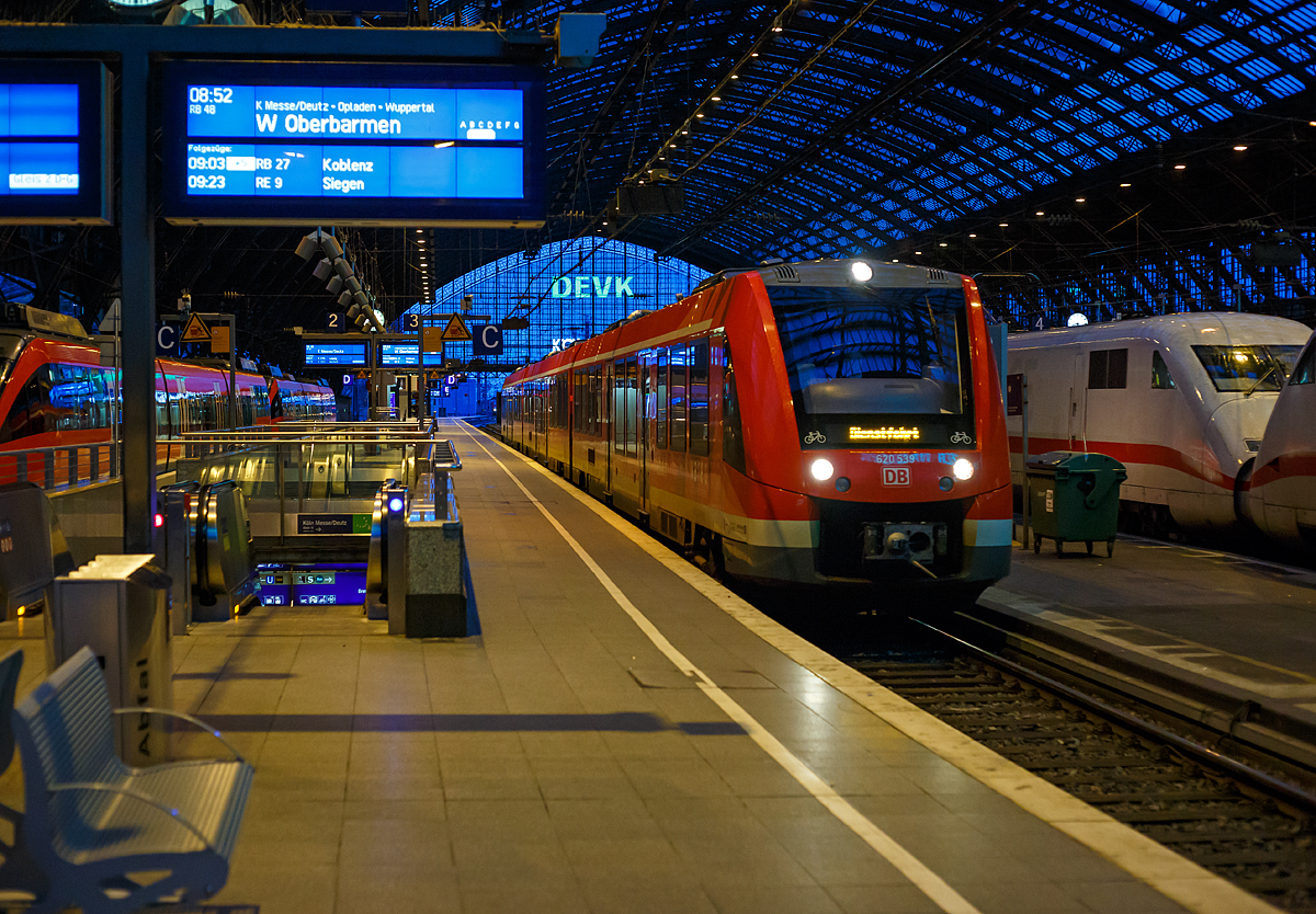 
Der dreiteilige Dieseltriebzug 620 539 / 621 039 / 620 039 ein ALSTOM Coradia LINT 81 der DB Regio (VAREO) fährt am morgen des 28.12.2017, auf Dienstfahrt (Leerfahrt) durch den Hauptbahnhof Köln in Richtung Deutz.