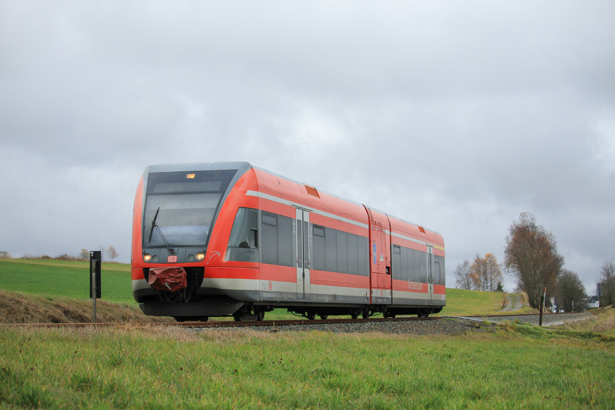 Der dreiteilige Dieseltriebzug 646/946 213  Gemeinde Zierenberg  der Kurhessenbahn durchfährt als RB 94 nach Erndtebrück das Örtchen Schameder. Der Zug war schon lange nicht mehr auf der oberen Lahntalbahn unterwegs, umso mehr freut es mich, ihn wieder dort gesehen zu haben.

Schameder, 11.11.2018