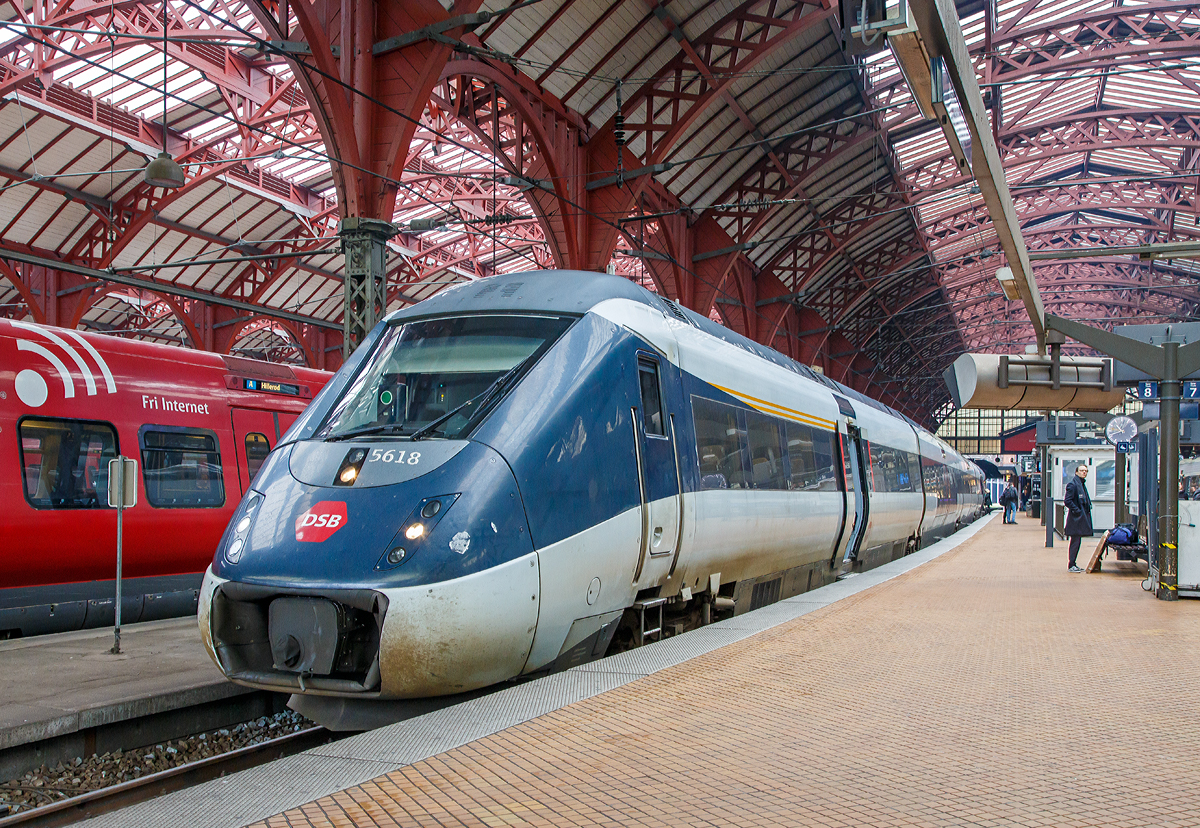 
Der DSB MG 5618 (DSB IC 4) – MG 5618 / FH 6618 / FG 6818 / MG 5818 am 20.06.2019 als DSB Re nach Kalundborg beim Halt im Hauptbahnhof Kopenhagen (Københavns H).

Der DSB MG ist eine Baureihe vierteiliger Dieseltriebwagen vom italienischen Schienenfahrzeughersteller AnsaldoBreda (heute Hitachi Rail Italia) für den Fernverkehr des dänischen Eisenbahnunternehmens Danske Statsbaner (DSB). Der Zug ist auch als Bauart IC4 bekannt. Es gab bei Auslieferung und Betrieb bereits mehrfach Komplikationen, die Züge gelten als mängelbehaftet. 

Ein Triebzug besteht jeweils aus zwei Triebköpfen der DSB-Baureihe MG und je einem Mittelwagen der DSB-Baureihe FG und einem Niederflur-Mittelwagen der DSB-Baureihe FH. Ein Triebzug hat jeweils am Ende ein Enddrehgestell und dazwischen ruhen die Wagenkästen auf Jakobs-Drehgestellen.Bis zu vier der vierteiligen Einheiten können zu einem Zug zusammengekuppelt werden. 

Nach einer europaweiten Ausschreibung bestellte die DSB im Dezember 2000 insgesamt 83 vierteilige Einheiten beim Hersteller AnsaldoBreda. Die MG-Züge sollen die DSB MF im Fernverkehr ablösen. Die IC3-Einheiten sollen wiederum lokbespannte Züge im Regionalverkehr ablösen.

Die ersten Züge sollten im April 2003 ausgeliefert und ab Januar 2004 bis 2006 in Dienst gestellt werden. Technische Probleme bei einem Zulieferer machten diesen Zeitplan erstmals zunichte. Im Sommer 2007 befanden sich schließlich erste Züge im Zulassungsverfahren. Als vorübergehender Ersatz werden im Verkehr nach Deutschland angemietete ICE-TD (DB BR 605) eingesetzt.

Die für 2006 anvisierte Einsatzreife der IC4-Züge wurde nicht erreicht, im September 2006 waren lediglich neun IC4-Züge in Dänemark ohne Abnahme fertiggestellt. Im Juni 2007 fuhren erste Testzüge mit Fahrgästen zwischen Århus und Ålborg im Regionalverkehr. Als wesentliche Mängel wurden die fehlende Zulassung für den Betrieb auf der Storebæltquerung sowie die nicht funktionierende Mehrfachsteuerung genannt. Anfang 2008 wurde der Probebetrieb vorübergehend eingestellt, da überhitzte Verbindungen der Abgasleitungen zu Geruchsbelästigung in den Innenräumen des Zuges führten. Schließlich stellte die DSB ein 12-monatiges Ultimatum, wonach bis Mai 2009 insgesamt 14 Triebzüge eine Abnahme für den Inlandsverkehr bestanden haben mussten und ein weiteres Fahrzeug alle vertraglichen Bedingungen zu erfüllen hatte. Andernfalls drohte eine Annullierung der gesamten Bestellung. Im Mai 2009 hatte AnsaldoBreda die geforderte Anzahl von Triebzügen abgeliefert, konnte aber nur eine eingeschränkte Bauartzulassung für gekuppelte Züge erreichen und nach wie vor bestanden erhebliche Softwareprobleme. Daher schloss die DSB folgenden Vergleich mit dem Hersteller: 
AnsaldoBreda erstattete nahezu die Hälfte des ursprünglichen Auftragswertes und akzeptierte einen neuen Lieferzeitplan. Die DSB hielt dagegen ihre Bestellung aufrecht und beteiligte sich an der Entwicklung der Steuersoftware. 

Im März 2011 gab die DSB bekannt, daß bei Bombardier in Randers zwei Hallen als zusätzliche Werkstattkapazitäten für 5 Jahre angemietet wurden. Entsprechend dem Vergleich von 2009 sollen hier die Fahrzeuge der Reihen MQ und MP/FP fertig gestellt werden. Die Arbeiten erfolgen in DSB-Regie und sorgen für 20-25 neue Arbeitsplätze. Zunächst sollen die ersten 14 IC4-Züge abgearbeitet werden, die 2007-09 mit erheblichen Mängeln ausgeliefert worden waren. Bis Mai 2011 waren 43 Triebzüge ausgeliefert, von denen 18 zum Einsatz zugelassen waren. Zahlreiche Probleme reduzieren regelmäßig die Zahl der einsatzfähigen Fahrzeuge erheblich.

Es bleibt abzuwarten, ob diese Lösung zielführend ist. Wichtige Aspekte bei der Akzeptanz der Reihe MG waren sicher die Tatsachen, dass kurzfristig keine moderne Dieselalternative zur Verfügung stand und eine Elektrifizierung weiterer DSB-Strecken erst nach der Einführung des neuen Zugsicherungssystems ETCS um 2020 realisierbar scheint.

Die bereits zwischen 2013 und 2016 abgestellten und anschließend zum Jahresende 2016 abgeschriebenen Garnituren MG 5607, 5608 sowie 5612–14 wurden 2017 in Randers verschrottet.

TECHNISCHE DATEN:
Hersteller:  AnsaldoBreda (heute Hitachi Rail Italia)
Baujahre:  ab 2005
Spurweite:  1435 mm (Normalspur)
Achsformel:  1A' (A1)' (2') (1A)' A1'
Länge über Kupplung:  86.530 mm  (24 m / 19 m / 19 m / 24 m)
Höhe:  4.200 mm
Breite:  3.150 mm
Leergewicht:  160,0 t
Höchstgeschwindigkeit:  200 km/h
Installierte Leistung:  4 x 560 kW (4 x 762 PS) = 2.204 kW (3.048 PS)
Dieselmotoren 4 × 8 Zylinder IVECO Unterflur-Dieselmotor mit je 560 kW (762 PS)
Leistungsübertragung:  dieselmechanisch

