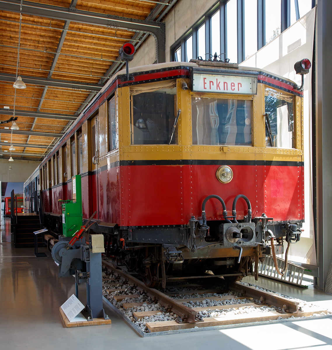 
Der ehemalige Berliner S-Bahn Triebwagen 275 625-2 (einer von vier Prototypen der Bauart Stadtbahn), ausgestellt im Verkehrszentrum des Deutschen Museums in München (Theresienhöhe), hier am 16.06.2018. Seit 2006 Leihgabe vom Verein Historische S-Bahn e.V., Berlin.

Der Triebwagen wurde 1927 von der WUMAG (Waggonbau Görlitz) gebaut.

Der Wagen hat die folgenden Fahrzeugnummern getragen:
1927 bis 1930 DRG elT 2187
1930 bis 1941 DRG (ab 1937 DR) elT 3110
1941  bis 1970 DR ET 165 040
1970 bis 1991 DR 275 625-2
1992 bis 1993 DR 475 161-6, war jedoch nie angeschrieben, da dieses bereits vorher abgestellt war. Umzeichnung erfolgte nur buchmäßig.

Als am 8. August 1924 der elektrische Betrieb auf der Vortortstrecke Bernau und im Folgejahr nach Oranienburg begann, suchte die Deutsche Reichsbahn-Gesellschaft (DRG) nach einem geeigneten Fahrzeugtyp für die geplante „Große Elektrisierung der Stadt-, Ring- und Vorortbahnen . Die Versuchszüge und die Bauart Bernau erwiesen sich schnell als wenig geeignet. Erst die Bauart Oranienburg brachte den Durchbruch: gleichlange Trieb- und Beiwagen, alle Achsen des Triebwagens waren angetrieben. Aus den vierzehn Herstellerfirmen wählte die DRG sechs aus, welche als Lieferkartell die Großserie fertigen sollte, die eine Weiterentwicklung der Bauart Oranienburg darstellte: leichtere Wagenkästen, bessere elektrische Ausrüstung. Der Probezug traf 1927 in Berlin ein, im selben Jahr begann die Serienfertigung. Bis 1931 wurden insgesamt 1276 Wagen geliefert. Bis heute ein Rekord! Die Wagen kamen von den Firmen in das neu errichtete Reichsbahnausbesserungswerk Berlin-Schöneweide und wurden dort von den Elektrofirmen AEG und Siemens (als Lieferantenkartell unter dem Namen Wasseg zusammengeschlossen) sowie Bergmann Electricitäts-Werke (BEW) und Maffei-Schwarzkopf-Werke (MSW), ebenfalls eine Liefergemeinschaft, ausgerüstet.

Mit den neuen Fahrzeugen begann am 6. Juni 1928 der elektrische Betrieb auf der Strecke Potsdam—Erkner, der ersten im Rahmen der Großen Elektrisierung. In den folgenden Jahrzehnten bildeten diese Fahrzeuge das Rückgrat der Berliner S-Bahn und wurden mehrfach modernisiert. So fuhren die Stadtbahner in Form der Baureihe 476/876 noch bis ins Jahr 2000 durch Berlin und das Umland. Diese Einsatzzeit von über 70 Jahren ist absolut untypisch für ein Schienenfahrzeug und war auch der besonderen politischen Situation in und um Berlin geschuldet.

Der Viertelzug 275 625/626 trug bei Auslieferung die Wagennummern 2187 (Triebwagen) und 5205 (Beiwagen) und gehörte damit zu einen von vier im Jahr 1927 gebauten Prototypen. Bei Auslieferung trugen der Viertelzug eine ungewöhnliche Farbgebung, da die dritte Wagenklasse komplett gelb und die zweite rot lackiert war. Während die anderen drei Prototypen verschrottet bzw. in U-Bahn-Wagen umgebaut wurde, blieb 275 625/626 erhalten und ging in die Sammlung des Vereins über.

TECHNISCHE DATEN:
Bauart : Stadtbahn
Baujahr: 1927 (Prototyp)
Spurweite:  1435 mm (Normalspur)
Achsformel: Bo'Bo'
Länge über Kupplung : 35.460 mm
Drehzapfenabstand: 11.800 mm
Drehgestellachsstand:  2.500 mm
Antriebsleistung:  360 kW (4 x GBM 700)
Höchstgeschwindigkeit: 80 km/h
Gewicht: 38 t
Zustand: 70er und 80er Jahre
Stromsystem: 750 V Gleichspannung