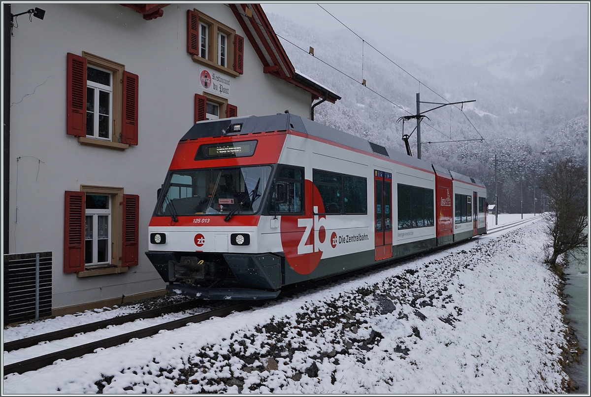 Der ehemalige CEV MVR GTW Be 2/6 7004  Montreux  ist nun bei der Zentralbahn und somit quasi bei der SBB als Be 125 013 (90 85 847 0013-6) im Einsatz und erreicht von Innertkirchen kommend in Kürze die Station Aareschucht West. 

16. März 2021