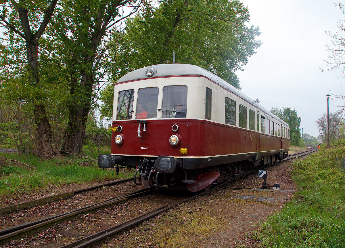 
Der Esslinger-Verbrennungstriebwagen 95 80 0301 035-1 D-CLR der  Cargo Logistik Rail Service GmbH frei. (angeschrieben 95 80 0303 027-6 D-CLR ist wohl falsch) fährt am 06.05.2017 zum Haltepunkt Magdeburg Wirtschaftshafen West. Während des traditionellen Familienfestes der Magdeburger Eisenbahnfreunde e.V. (am 06. und 07.05.2017) wurden auch mit dem Esslinger Triebwagen von Cargo Logistik Rail Service Pendelfahrten angeboten.

Der Esslinger-VT wurde 1951 unter der Fabriknummer 23350 als T7 für die AKN gebaut.

Lebenslauf:
1951     Altona - Kaltenkirchen - Neumünster Eisenbahn AG  AKN  T 7
1963     Tegernsee-Bahn Betriebsgesellschaft  TBG  VT 26
1967     Frankfurt-Königsteiner Eisenbahn  FKE  VT 90
1981     RBG  Regental Bahnbetriebs GmbH VT 03
2001     BBG Stauden  (Staudenbahnfreunde)  BBG 05
2005     Dampflok-Gemeinschaft e.V., Braunschweig /Privat   DTW 01  Anton  (95 80 0301 035-1 D-LWB)
2017     Cargo Logistik Rail Service GmbH (95 80 0301 035-1 D-CLR)
 
TECHNISCHE DATEN:
Fabriknummer:   23350
Spurweite: 1.435 mm
Achsfolge:  B'2'
Länge über Puffer: 23.530 mm
Gewicht: 37 t (bei 2/3 Vorräten)
Höchstgeschwindigkeit: 80 km/h
Motor:  Caterpilar Motor Cat 2986
Bremsgewicht:  P: 44 t (Handbremse 17t)