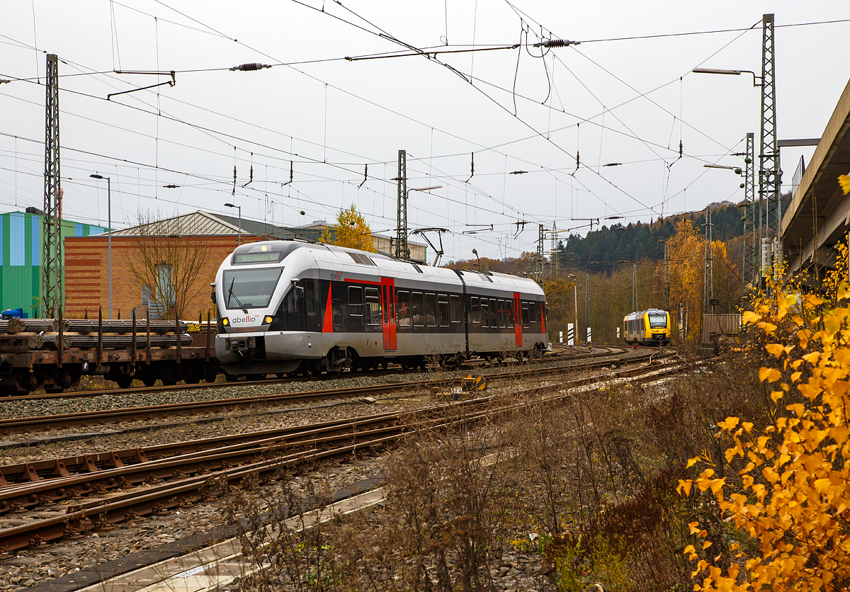 
Der ET 22 2101 (94 80 0426 100-4 D-ABRN / 94 80 0826 100-0 D-ABRN), ex ET 22 001, ein 2-teiliger Stadler Flirt der Abellio Rail NRW, fährt am 08.11.2015 als RB 91  Ruhr-Sieg-Bahn  (Siegen - Hagen) in Richtung Hagen und erreicht bald den Bahnhof Siegen-Geisweid. 

Rechts im Hintergrund fährt gerade der VT 502 (95 80 1648 102-9 D-HEB / 95 80 1648 602-8 D-HEB) ein Alstom Coradia LINT 41 der HLB (Hessische Landesbahn GmbH), auf Leerfahrt, in Richtung Siegen.