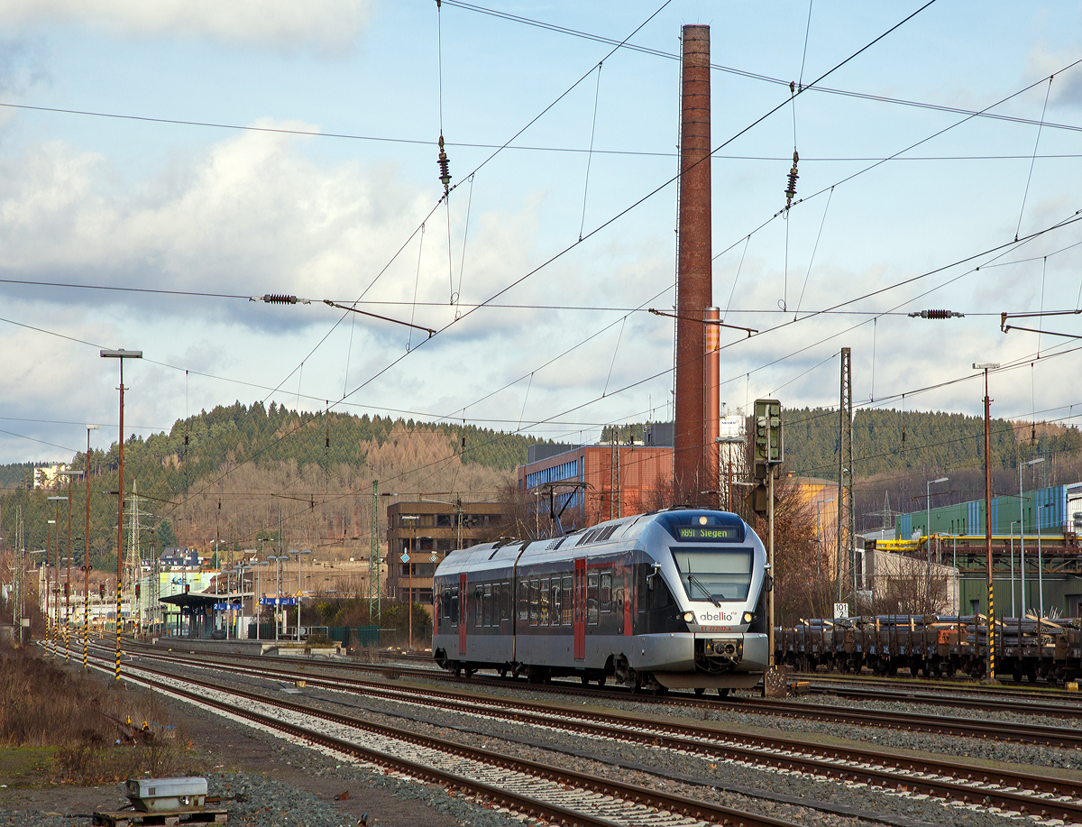 
Der ET 22 2102  Kreuztal  (94 80 0426 101-2 D-ABRN / 94 80 0826 101-8 D-ABRN), ex ET 22 002, ein 2-teiliger Stadler FLIRT der Abellio Rail NRW fährt am 06.02.2016, als RB 91  Ruhr-Sieg-Bahn  (Hagen - Siegen), vom Bf. Siegen-Geisweid weiter in Richtung Siegen. 

Der kleine FLIRT wurde 2007 von Stadler Pankow in Berlin unter der Fabriknummer 37633 gebaut, Eigentümer ist die CBRail Leasing s.à.r.l. aus Luxembourg, von ihr hat die Abellio Rail NRW GmbH die Fahrzeuge gemietet bzw. geleast.  Die kurze 2-teilige-Flirtvariante (BR 426.1) ist nur bei der Abellio Rail NRW im Einsatz, es gibt mittlerweile noch 2-teilige FLIRT u.a. in Polen bei der Łódzka Kolej Aglomeracyjna (LKA) dies sind aber FLIRT 3 und zudem haben die fast 4 m längeren Fahrzeuge ganz andere Technische Daten.

Technik:
Die Wagenkästen sind aus Aluminium-Strangpressprofilen, die Trieb- und Laufdrehgestelle sind luftgefedert. Die beiden Wagenteile sind durch ein Jakobs-Drehgestell verbunden. Es ist möglich, den Zug von vorne bis hinten ohne eine Stufe zu durchqueren. Der Niederfluranteil beträgt ca. 90 %. Vielfachsteuerung bis zu 3 Fahrzeugen.

Technische Daten:
Achsanordnung: Bo’2’2
Länge über Kupplung: 42.066 mm
Achsabstand im Drehgestell: 2.700 mm
Fahrzeugbreite: 2.880 mm
Fahrzeughöhe:  4.185 mm
Fußbodenhöhen: 760 mm (Niederflur am Einstieg) / 1.120 mm (Hochflur)
Triebraddurchmesser:  860 mm (neu) / 800 mm (abgenutzt)
Laufraddurchmesser: 750 mm (neu) / 690 mm (abgenutzt)
Dauerleistung am Rad: 1.000 kW
Max. Leistung am Rad: 1.300 kW
Anfahrzugkraft: 100 kN
Höchstgeschwindigkeit:160 km/h
Eigengewicht: 76 t
Anfahrbeschleunigung: 0,83 m/s²
Stromsystem:  15 kV, 16 2/3 Hz AC
Sitzplätze: 1. Klasse 16, 2. Klasse 68 plus 28 Klappsitze
Stehplätze: 107

Quelle: Stadler Rail
