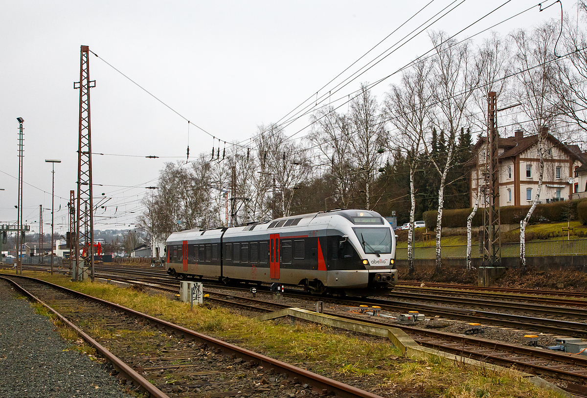 Der ET 22 2102  Kreuztal  (94 80 0426 101-2 D-ABRN / 94 80 0826 101-8 D-ABRN), ex ET 22 002, ein 2-teiliger Stadler FLIRT der Abellio Rail NRW fährt am 15.01.2022 als RB 91  Ruhr-Sieg-Bahn  (Hagen - Siegen), von Kreuztal weiter in Richtung Siegen.

Es sind wohl die letzten Tage für den Triebzug bzw. für den Betreiber Abellio Rail NRW auf dieser Strecke. Im Rahmen der vorzeitigen Vertragskündigung zum 31. Januar 2022 werden die Linien RE 16 (Ruhr-Sieg-Express), und RB 91(Ruhr-Sieg-Bahn) ab dem 1. Februar 2022 wieder von der DB Regio NRW betrieben. Ich bin gespannt was ab  nächster Woche für Züge hier wieder fahren.

Ein Grund für die vorzeitige Vertragskündigung ist wohl auch, die neue IC-Verbindung im 2-Stunden-Takt, die zwischen Dillenburg und Iserlohn-Letmathe auch als RE 34 geführt wird und die Freigabe für alle Nahverkehr Tickets auf diesem Streckenabschnitt hat. So fielen die Verkehrsleistung für die Abellio weg. 
